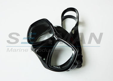Взрослые Snorkeling скуба взгляда маски подныривания заплывания изумлённые взгляды панорамного широкого противотуманные